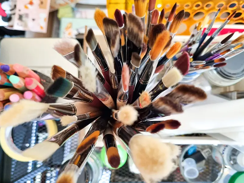 Pinsel und Kunstmaterialien